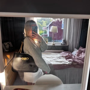 Guess Handväska  - Jag säljer nu min Guess väska som jag har harft i 2 år på grund av att jag aldrig har andvända den. Helt ny med prislappar kvar, medföljer även en tygpåse till väskan. Ny pris 1500kr