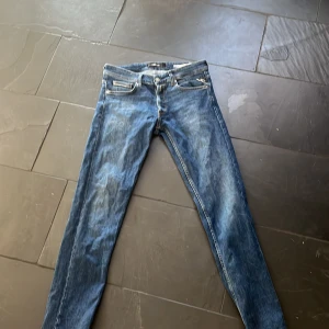 Replay jeans  - Storlek 30/34 Replay jeans färg mörkblå  Straight fit  Bra skick använt fåtal gånger pga av att de blev för små snabbt  1500kr nypris 