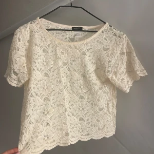 Fin spets topp -  Den är i bra skick och det som är lite orange där uppe kommer jag såklart  tvätta bort innan jag skickar då jag tvättar alla kläder innan jag skickar 