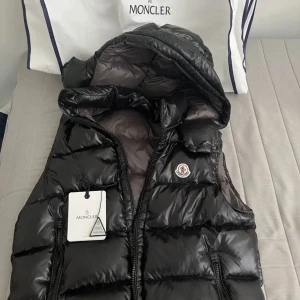 Moncler väst - Säljer en moncler väst för väldigt bra pris då den inte passar mig länge. Västen är i väldigt bra skick skriv om ni har några frågor?