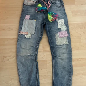 Jeans - Coola skinny jeans. Vet ej märket. Storlek 32/34. Bra skick. Fråga gärna om fler bilder, mätningar, osv. Skriv helst innan du köper! 