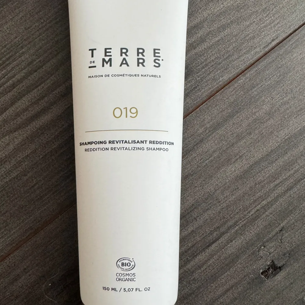 Terre de Mars 019 Revitalizing Shampoo är ett ekologiskt schampo som revitaliserar och återupplivar håret. Förpackningen är vit och innehåller 150 ml.. Skönhet.