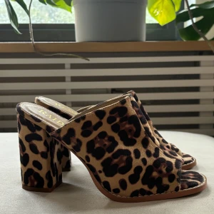 Leopard Klackar  - Helt nya slip-In klackar från Raid. US storlek 7 vilket motsvarar 38,5 🐆a