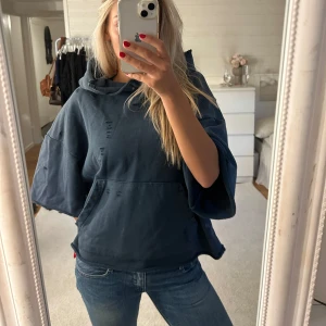 Trekvartsärm hoodie  - Så snygg trekvartsärm hoodie med coola slitningar!!