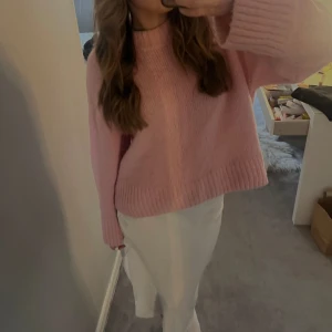 rosa stickad tröja - supersöt rosa stickad tröja från gina! andra bilden är lånad så skriv ifall ni vill ha fler egna💗