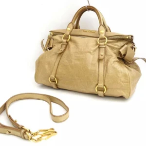 Miu Miu väska - Material: läder Färg: brun    Tillbehör: inga  Det finns några små tecken på användning, men överlag mycket bra skick. Se bilder för detaljer!