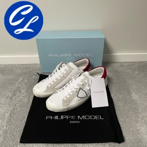 Philippe Model Skor (HELT NYA)  - Philippe Model Skor | Skick: 10/10 (HELT NYA) | Strl 45 | Pris - 2899 | Tags sitter kvar, Box och dustbag tillkommer vid köp | Fraktar via Postnord eller Instabox på köparens bekostnad | Hör av dig vid minsta fråga eller fundering!