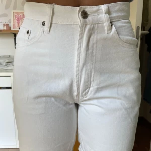 Vita shorts med hög midja - Vita shorts med hög midja. Säljes då de blivit för små. Har en liten fläck på vänster baksida. Modell bär vanligtvis 36/38 och är 165cm