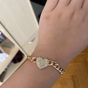 Guld armband med ett hjärta på - Hej!! Säljer detta Guldarmband med ett gulligt hjärta på!💕 vet ej vart de är ifrån, aldrig använt!💕!Jag står ej för postens slarv!