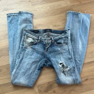 Lågmidjade jeans - Säljer dessa coola lågmidjade bootcut jeans!💕 Jeansen är från Ltb men köpta här på plick. Strl W25/L32 Säljer då de inte passar mig💕