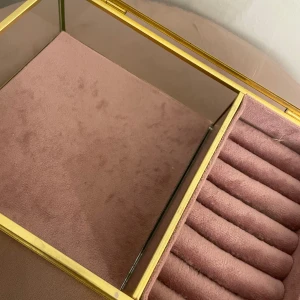 Smyckeskrin  - Säljer detta smyckeskrin för den inte används längre. Den är i fint skick!💗