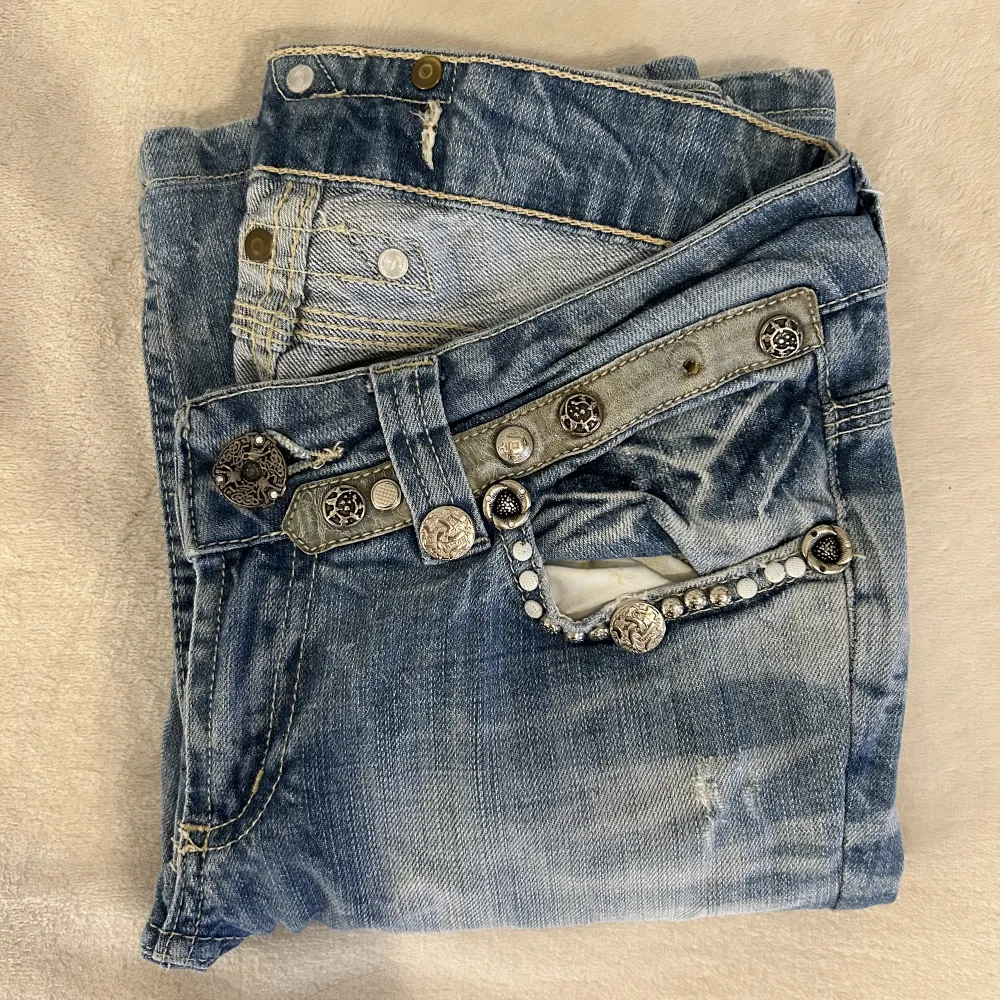 Jättesnygga jeans som tyvärr inte passade mig :( Lappen är tyvärr bortklippt så jag vet ej var dom är ifrån samt storlek - men skulle säga xxs/xs.   Rak passform men lite bootcut  Fina detaljer och låg midja. Jeans & Byxor.