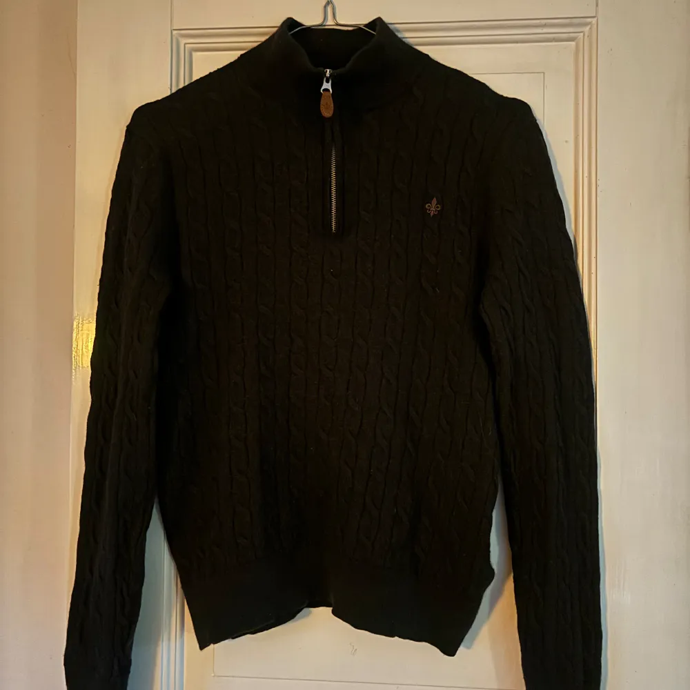 Säljer denna sjukt snygga morris half zip tröja i 100% merino. köpt på johnells i vintras. skick 8/10 storlek S men passar som XS. Tröjor & Koftor.