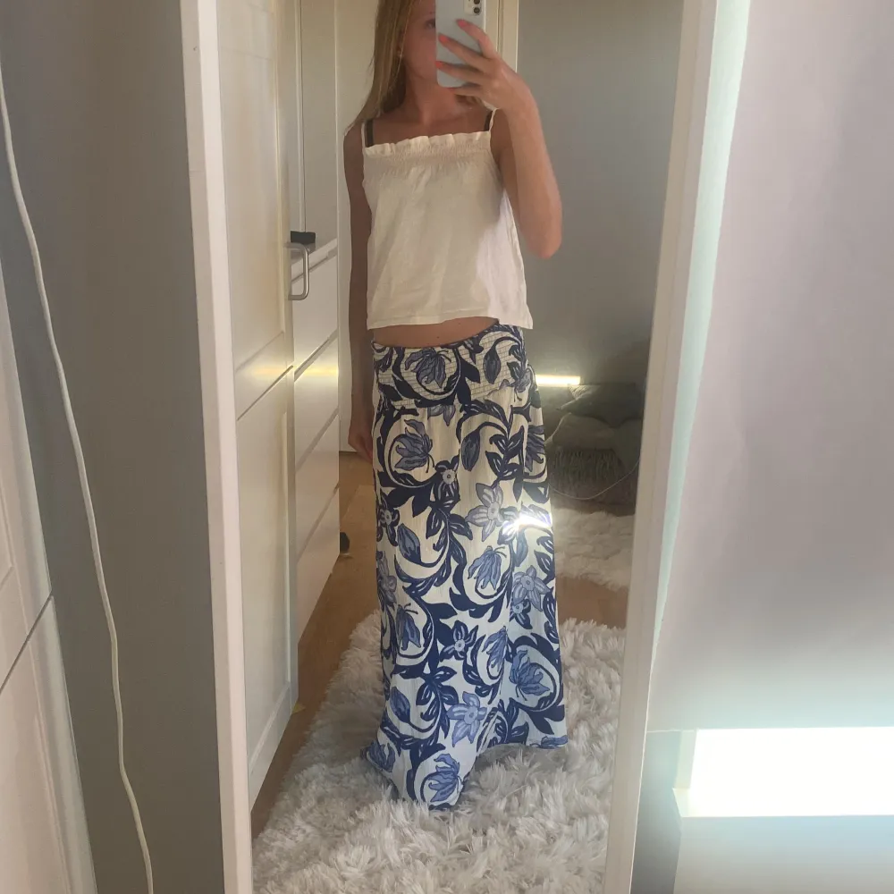 Hejj, nu säljer jag denna vackra klänningen från hm! den har används en gång och kan användas som både långkjol och klänning 💞💞💞köpt för 299kr. Mekot.