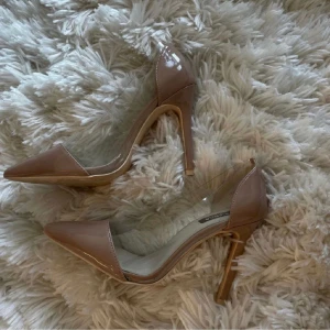 Klackskor x Bianca ingrosso - Säljer dessa superfina klackskor fårn nelly som Bianca ingrosso gjort.   Säljer då de tyvärr är i en för stor storlek för mig. 