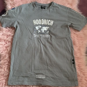 Hoodrich tshirt - Oversized XS, helt ny, aldrig använd eftersom den va stor för mig, skulle passa som S och kanske M, pris kan diskuteras vid snabb affär