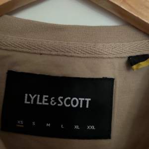 Beige t-shirt Lyle & scott i stl XS Nyskick!