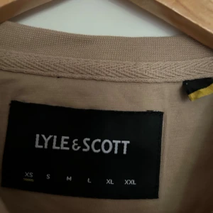 Lyle & scott xs nyskick - Beige t-shirt Lyle & scott i stl XS Nyskick!