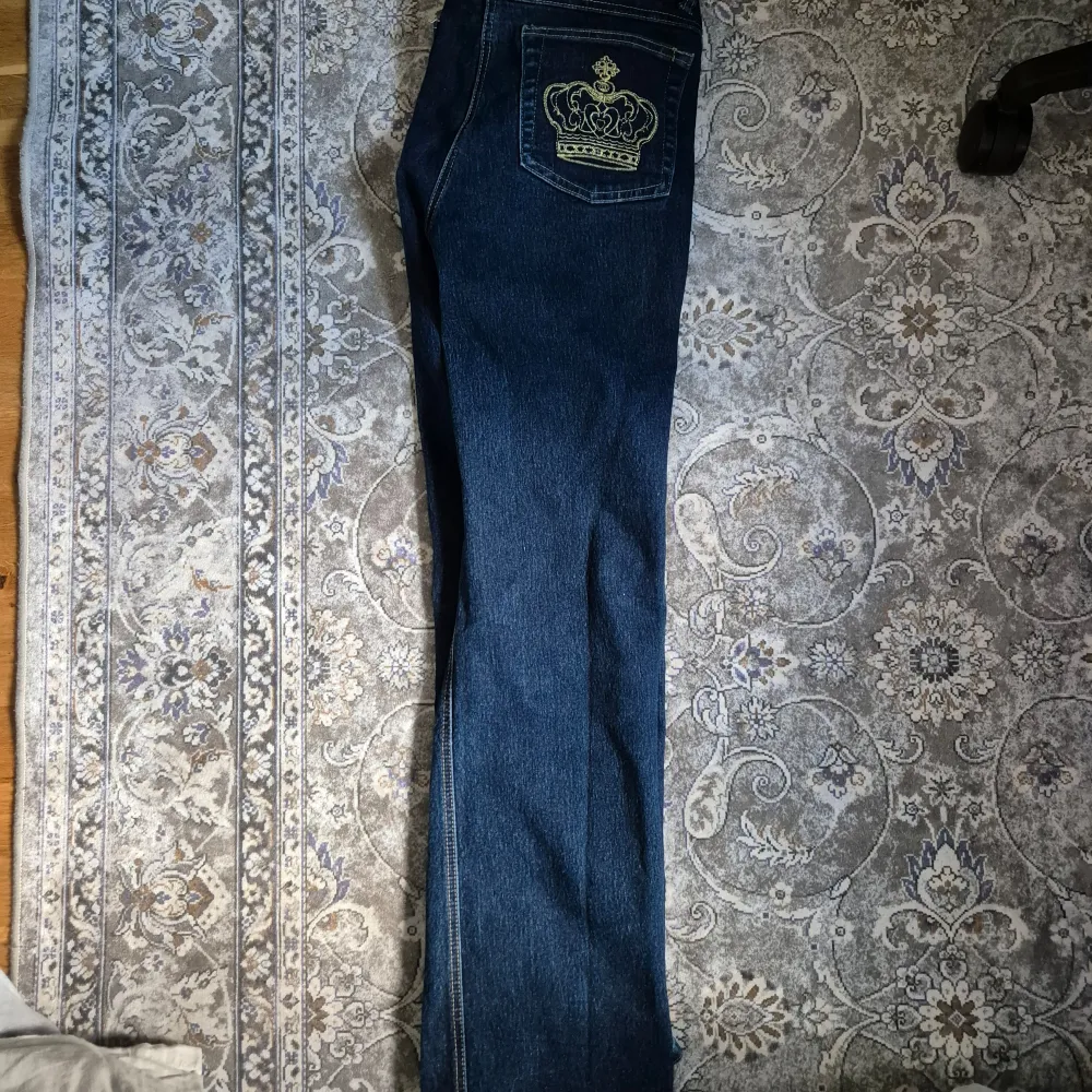 Ett par snygga jeans med kronor på fickorna💞👑 köpta för 800kr. Jeans & Byxor.