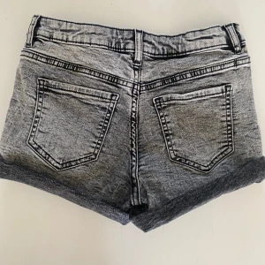 Jeans shorts -  Jeans på shorts från Cubus som var sålda uppvikta men går även att vika ner 💕 Skriv till mig om du har fler frågor eller vill ha fler bilder