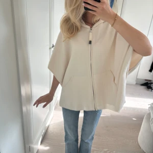 Trekvartsärmad kofta/ poncho/ cape - Supersöt poncho/ cape från Parfois😍 använd en gång