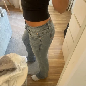 Jeans - Säljer dessa lågmidiade bootcut jeans som är köpta utomlands så osäker på storleken men passar mig som har 26/30 och nedåt 