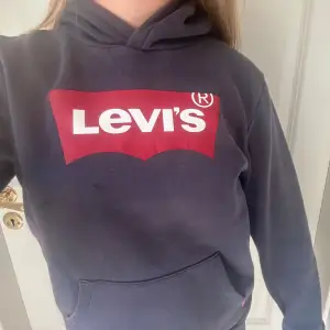 Jag säljer min marinblå LEVI’S hoodie för att den inte kommit till så stor användning, superbra skick! Som man kanske ser så är det en liten fläck på tröjan men de gick bort i tvätten! Ordinarie pris: 599