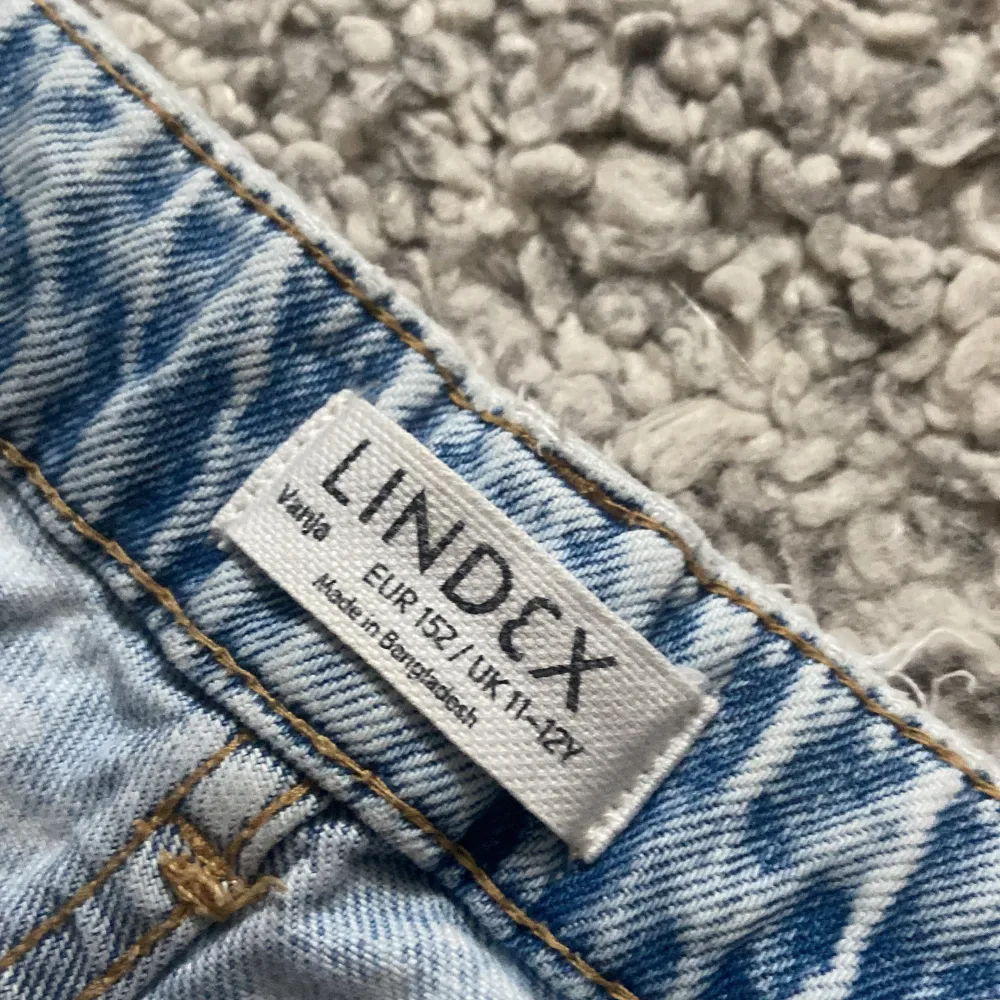 Blåa jeans från Lindex, storlek 11-12/ 152 kostar 175 men priset kan sänkas!😻 material: Bomull. . Jeans & Byxor.