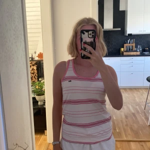 Lacoste linne  - Ett linne från Lacoste som är väl använt men i mycket bra skick utan fläckar osv. S/SX