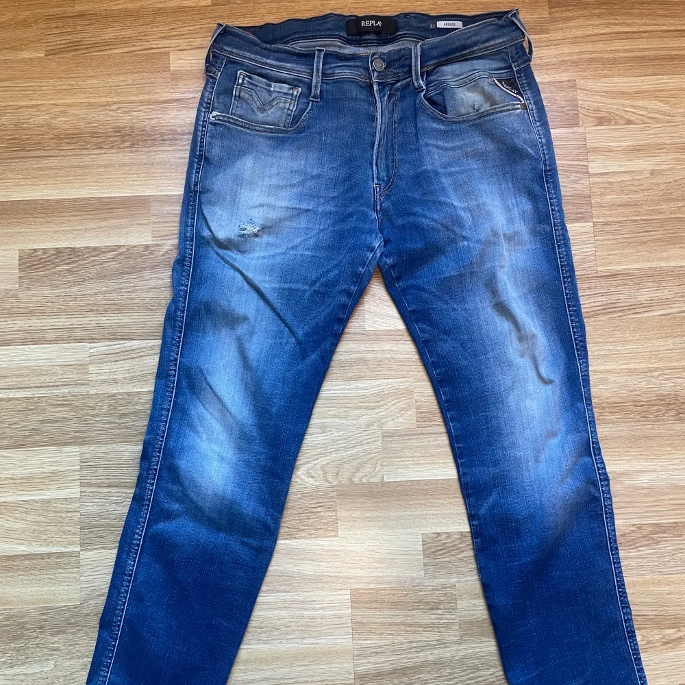 Tjena ! Nu säljer vi dessa jeans ifrån märket replay i modell anbass (slimfit) i storlek 33X30. Denna modell är hyperflex med strech för mer komfort. Det finns tecken på användning med 2 defekter. Nypris=1800, vårat pris=349. Skriv privat för frågor. Jeans & Byxor.