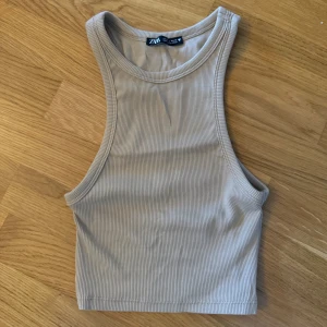 Linne - Beige linne/topp från Zara. Fint skick då den nästan aldrig använts 