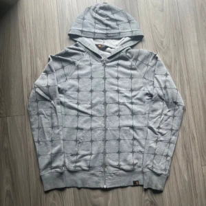 carhartt zip hoodie - asfet grå zip från carhartt storlek m