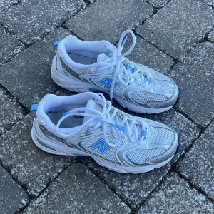 New balance 530 blå och vit  - Storlek 38, väldigt fint skick och sparsamt använda!