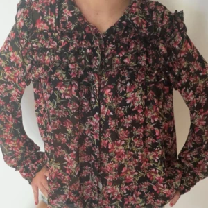 Volangblus  - Väldigt bra skick, knappt använd 