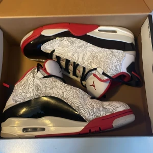 Jordan Dub zero  - Fina röd vita skor som ligger i ganska bra skick tungan är lite smutsig. Orginalt box som kommer med. Kan argumentera med pris