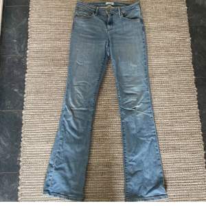 Jättesnygga Lågmidjade jeans ifrån wrangler!😇😇💕💕 använda jeans men i super skick!  (Lite skrynkliga då dom har varit i min garderob ett tag) 