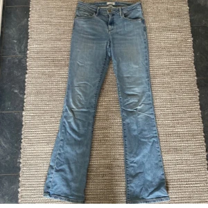 Jeans  - Jättesnygga Lågmidjade jeans ifrån wrangler!😇😇💕💕 använda jeans men i super skick!  (Lite skrynkliga då dom har varit i min garderob ett tag) 