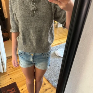 Stickad tröja - Jättegullig glittrig stickad tröja med utmärkt skick. Använt fåtal gånger. Säljes pågrund av ingen användning.