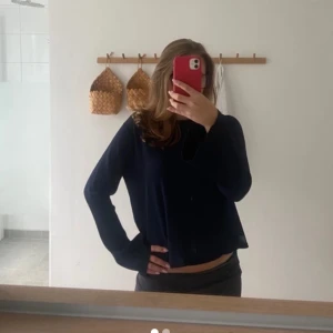 Mörkblå tröja - Oanvänd fin tröja, storlek m men passar äcen s. Pris kan diskuteras 