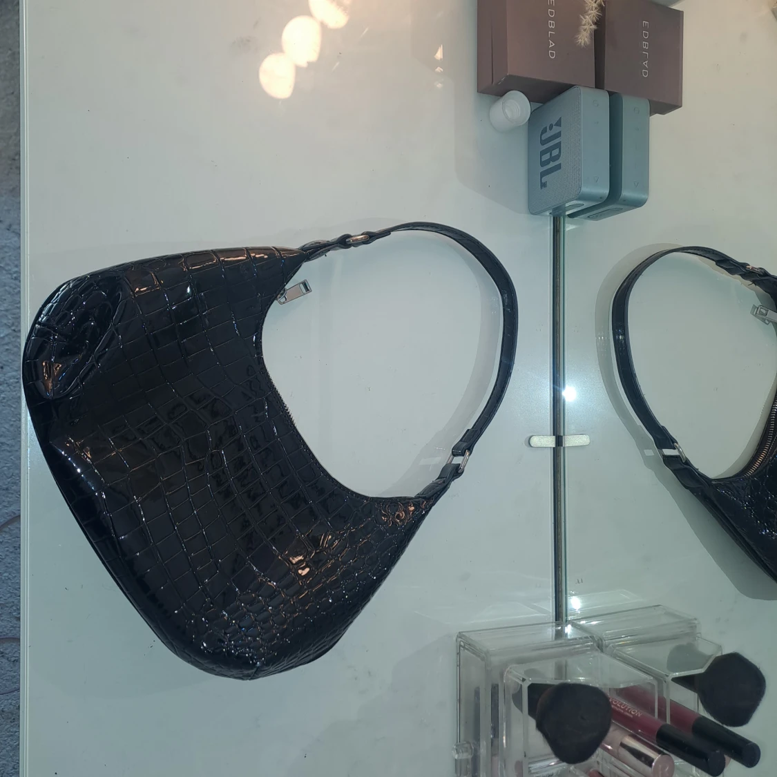 Svart vĂ€ska đ€