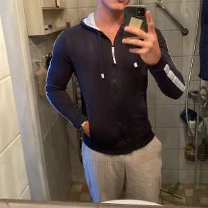 Hugo Boss Hoodie - Storlek S, väldigt bra skick, mörk blå.