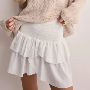 Neo Noir kjol - Superfin volangkjol från Neo Nori som endast är använd en gång. Skriv för fler bilder 💞