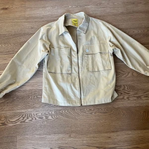 Harlaut apparel overshirt/ bomber jacka - Säljer en harlaut apparel jacka som är använd en gång. Den är 10/10 och är som ny.  