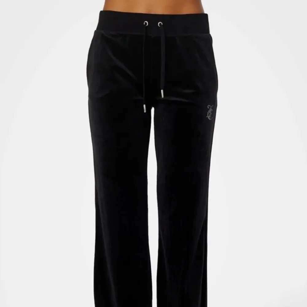 Juicy Couture byxor lågmidjade som jag knappt använt, säljer pga de för stora i midjan för mej.. Jeans & Byxor.