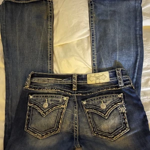 Lågmidjade miss me jeans!! - Säljer nu mina fina miss me jeans då de tyvärr inte kommer till användning längre. Köpta nya från miss me’s hemsida lite över ett år sen. Pris kan diskuteras ❤️
