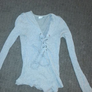 Gina tricot tröja  - En tröja från Gina i storlek XS med snören 