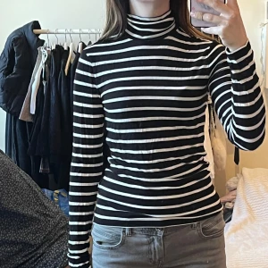 Randig turtleneck - Svartvit randig turtleneck från H&M. Passar till så mycket, fint skick!