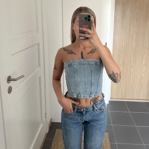 Jeans korsett Zara - Använd 1 gång, passar mig som är normal xs/”normalbystad”