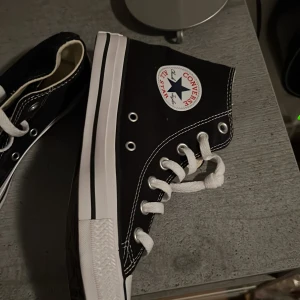 Svarta comverse - Har ett par converse i storlek 38 med kartongen kvar, använde enbart en gång! De kommer inte till någon användning och vill därför gärna bli av med de!