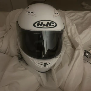 Moped hjälm  - Jätte fin vit moped hjälm som är i ny skick. Kommer tyvärr inte till användning längre då jag inte har moped längre. Nypris: 2695 kr Pris kan diskuteras vid snabb affär 